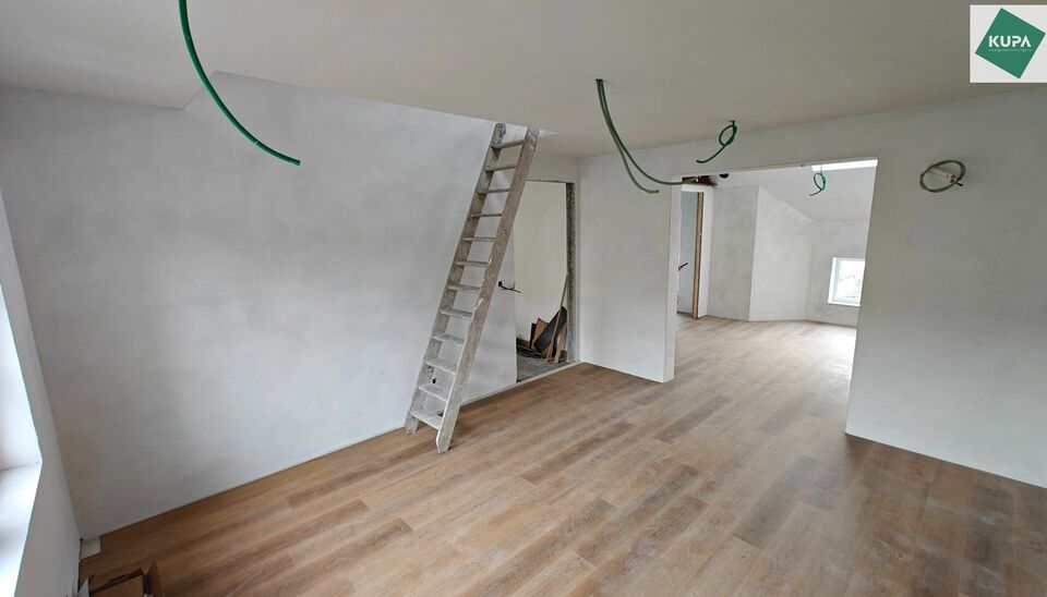Op een toplocatie in Gent, aan de Koningin Elisabethlaan 108, bevindt zich dit gezellig duplex appartement op de derde verdieping.
Het appartement beschikt over een lichtrijke leefruimte, een ingerichte keuken, &eacute;&eacute;n slaapkamer en een badkamer. Dankzij de