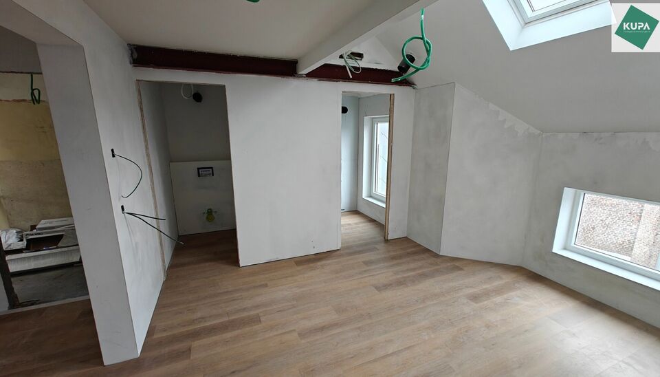 Op een toplocatie in Gent, aan de Koningin Elisabethlaan 108, bevindt zich dit gezellig duplex appartement op de derde verdieping.
Het appartement beschikt over een lichtrijke leefruimte, een ingerichte keuken, &eacute;&eacute;n slaapkamer en een badkamer. Dankzij de