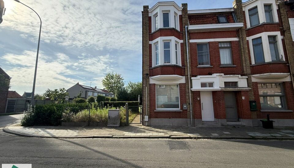 Deze ruime en karaktervolle woning is gelegen in het centrum van Izegem, op een perceel van 419 m&sup2;. Dankzij de centrale ligging bevinden winkels, scholen en andere dagelijkse voorzieningen zich op korte afstand en zijn ook de belangrijkste verbindingsweg