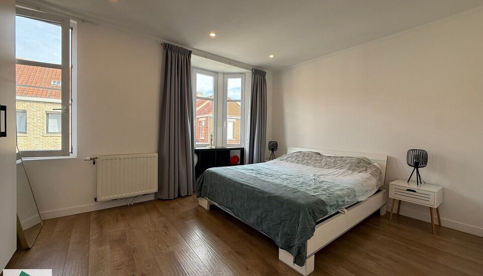 Deze ruime en karaktervolle woning is gelegen in het centrum van Izegem, op een perceel van 419 m&sup2;. Dankzij de centrale ligging bevinden winkels, scholen en andere dagelijkse voorzieningen zich op korte afstand en zijn ook de belangrijkste verbindingsweg