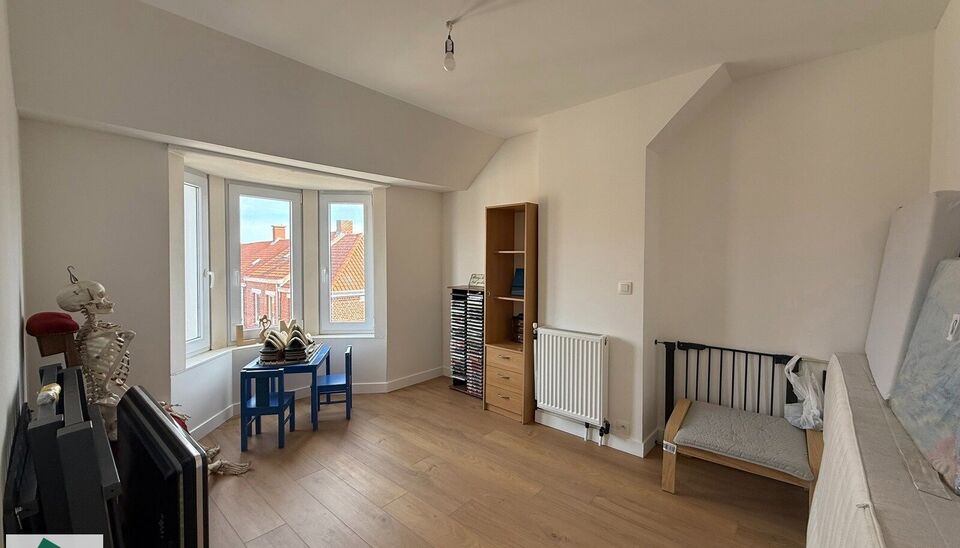 Deze ruime en karaktervolle woning is gelegen in het centrum van Izegem, op een perceel van 419 m&sup2;. Dankzij de centrale ligging bevinden winkels, scholen en andere dagelijkse voorzieningen zich op korte afstand en zijn ook de belangrijkste verbindingsweg