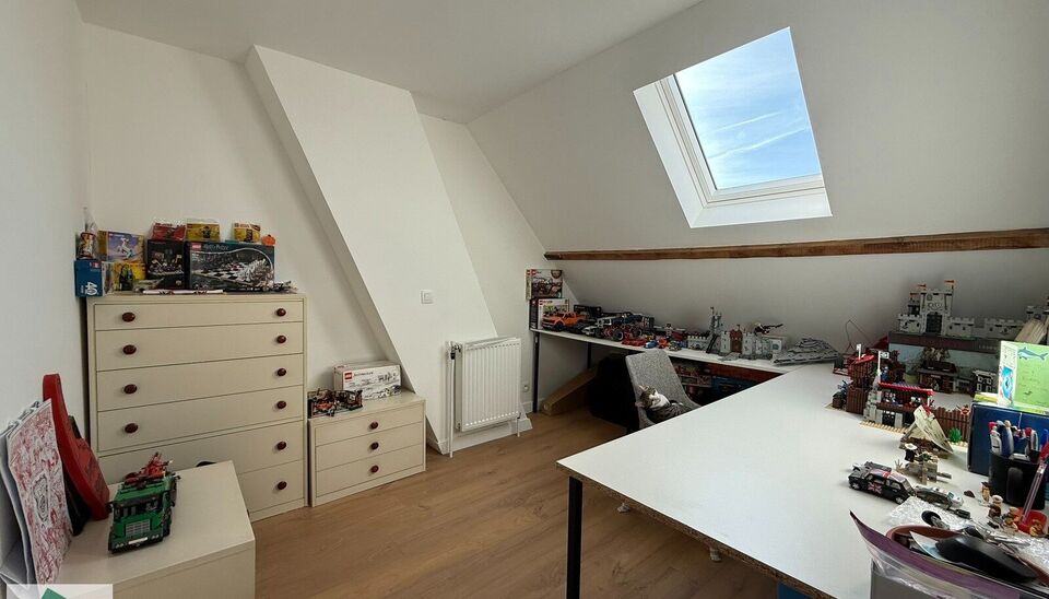 Deze ruime en karaktervolle woning is gelegen in het centrum van Izegem, op een perceel van 419 m&sup2;. Dankzij de centrale ligging bevinden winkels, scholen en andere dagelijkse voorzieningen zich op korte afstand en zijn ook de belangrijkste verbindingsweg
