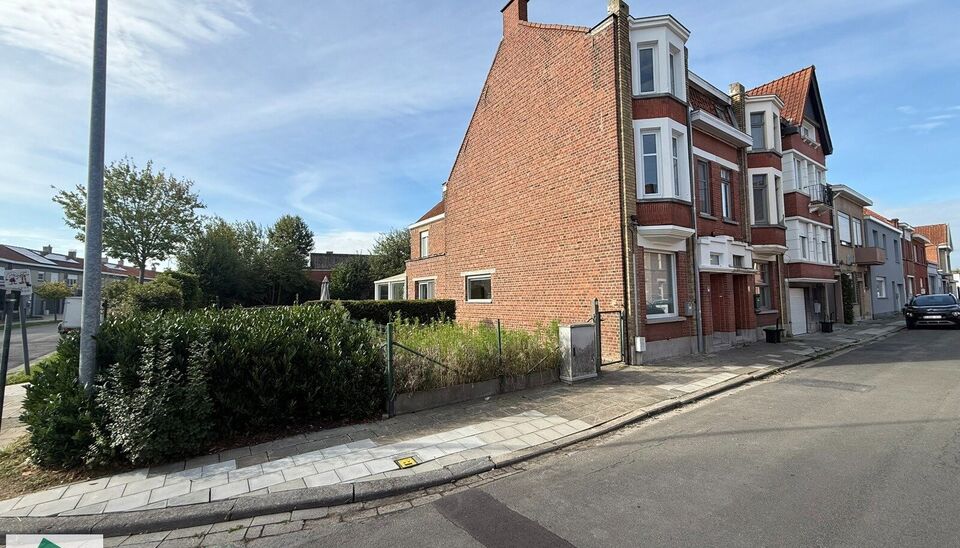 Deze ruime en karaktervolle woning is gelegen in het centrum van Izegem, op een perceel van 419 m&sup2;. Dankzij de centrale ligging bevinden winkels, scholen en andere dagelijkse voorzieningen zich op korte afstand en zijn ook de belangrijkste verbindingsweg