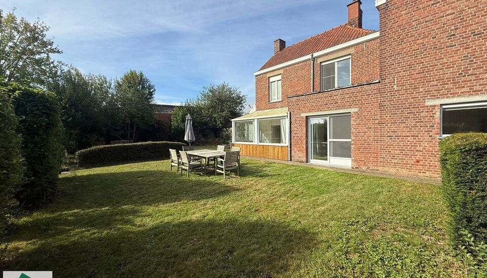 Deze ruime en karaktervolle woning is gelegen in het centrum van Izegem, op een perceel van 419 m&sup2;. Dankzij de centrale ligging bevinden winkels, scholen en andere dagelijkse voorzieningen zich op korte afstand en zijn ook de belangrijkste verbindingsweg