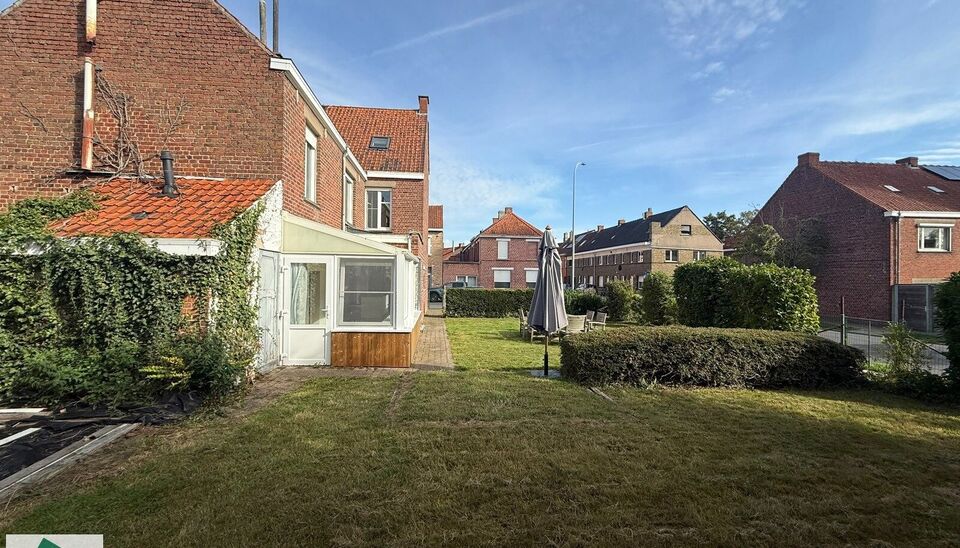 Deze ruime en karaktervolle woning is gelegen in het centrum van Izegem, op een perceel van 419 m&sup2;. Dankzij de centrale ligging bevinden winkels, scholen en andere dagelijkse voorzieningen zich op korte afstand en zijn ook de belangrijkste verbindingsweg