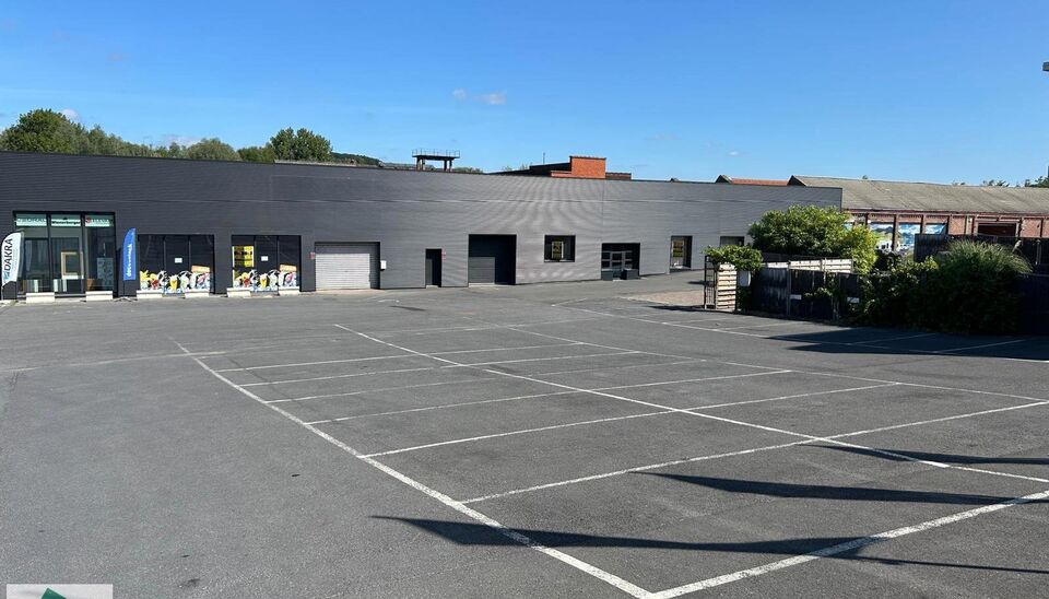 Winkel/ showroom te huur op TOPlocatie in Ronse. 

Op een goed bereikbare locatie in Ronse bieden wij 1650m&sup2; bedrijfsgebouw/ winkel aan bestaande uit 750 m&sup2; showroom met naastliggend magazijn (winkel) van 900 m&sup2; (incl. kantoor) te huur aan. Het geheel 