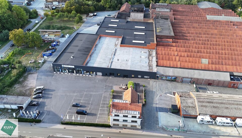 Winkel/ showroom te huur op TOPlocatie in Ronse. 

Op een goed bereikbare locatie in Ronse bieden wij 1650m&sup2; bedrijfsgebouw/ winkel aan bestaande uit 750 m&sup2; showroom met naastliggend magazijn (winkel) van 900 m&sup2; (incl. kantoor) te huur aan. Het geheel 