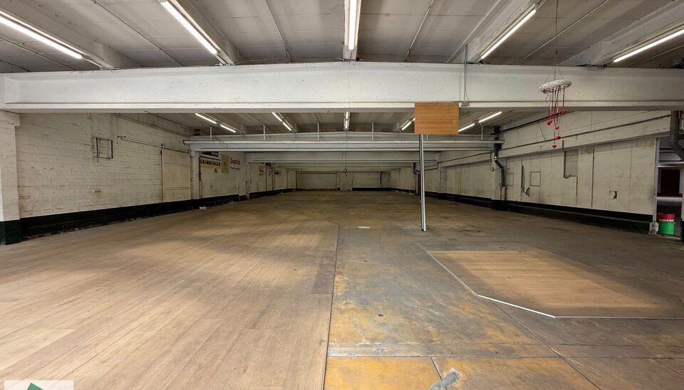 Winkel/ showroom te huur op TOPlocatie in Ronse. 

Op een goed bereikbare locatie in Ronse bieden wij 1650m&sup2; bedrijfsgebouw/ winkel aan bestaande uit 750 m&sup2; showroom met naastliggend magazijn (winkel) van 900 m&sup2; (incl. kantoor) te huur aan. Het geheel 