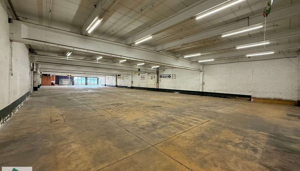 Winkel/ showroom te huur op TOPlocatie in Ronse. 

Op een goed bereikbare locatie in Ronse bieden wij 1650m&sup2; bedrijfsgebouw/ winkel aan bestaande uit 750 m&sup2; showroom met naastliggend magazijn (winkel) van 900 m&sup2; (incl. kantoor) te huur aan. Het geheel 