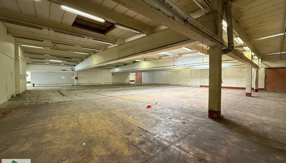 Winkel/ showroom te huur op TOPlocatie in Ronse. 

Op een goed bereikbare locatie in Ronse bieden wij 1650m&sup2; bedrijfsgebouw/ winkel aan bestaande uit 750 m&sup2; showroom met naastliggend magazijn (winkel) van 900 m&sup2; (incl. kantoor) te huur aan. Het geheel 