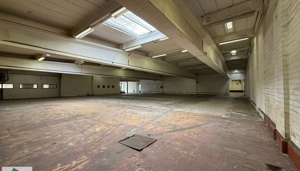 Winkel/ showroom te huur op TOPlocatie in Ronse. 

Op een goed bereikbare locatie in Ronse bieden wij 1650m&sup2; bedrijfsgebouw/ winkel aan bestaande uit 750 m&sup2; showroom met naastliggend magazijn (winkel) van 900 m&sup2; (incl. kantoor) te huur aan. Het geheel 