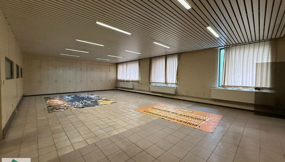 Winkel/ showroom te huur op TOPlocatie in Ronse. 

Op een goed bereikbare locatie in Ronse bieden wij 1650m&sup2; bedrijfsgebouw/ winkel aan bestaande uit 750 m&sup2; showroom met naastliggend magazijn (winkel) van 900 m&sup2; (incl. kantoor) te huur aan. Het geheel 