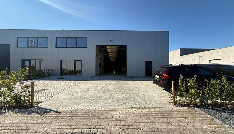 Gerenoveerd bedrijfsgebouw te huur te Oudenaarde 
Het bedrijfsgebouw heeft een oppervlakte van 934 m&sup2;, bestaande uit 766 m&sup2; magazijn, 84 m&sup2; showroom/kantoor op het gelijkvloers en 84 m&sup2; kantoor op de eerste verdieping, aangevuld met 9 privatieve parke