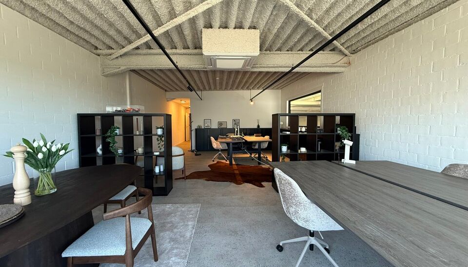 Gerenoveerd bedrijfsgebouw te huur te Oudenaarde 
Het bedrijfsgebouw heeft een oppervlakte van 934 m&sup2;, bestaande uit 766 m&sup2; magazijn, 84 m&sup2; showroom/kantoor op het gelijkvloers en 84 m&sup2; kantoor op de eerste verdieping, aangevuld met 9 privatieve parke