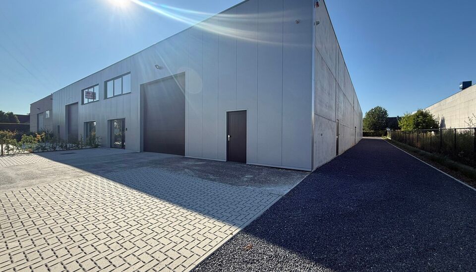 Gerenoveerd bedrijfsgebouw te huur te Oudenaarde 
Het bedrijfsgebouw heeft een oppervlakte van 934 m&sup2;, bestaande uit 766 m&sup2; magazijn, 84 m&sup2; showroom/kantoor op het gelijkvloers en 84 m&sup2; kantoor op de eerste verdieping, aangevuld met 9 privatieve parke