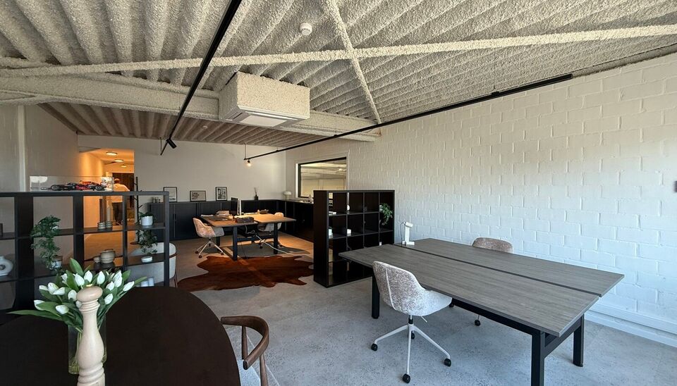 Gerenoveerd bedrijfsgebouw te huur te Oudenaarde 
Het bedrijfsgebouw heeft een oppervlakte van 934 m&sup2;, bestaande uit 766 m&sup2; magazijn, 84 m&sup2; showroom/kantoor op het gelijkvloers en 84 m&sup2; kantoor op de eerste verdieping, aangevuld met 9 privatieve parke