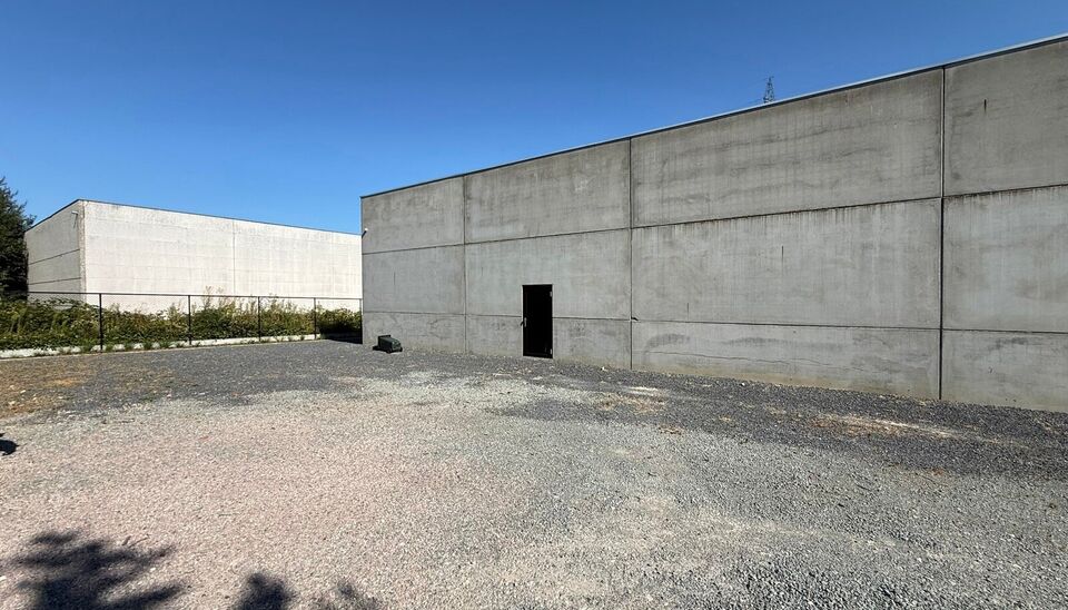 Gerenoveerd bedrijfsgebouw te huur te Oudenaarde 
Het bedrijfsgebouw heeft een oppervlakte van 934 m&sup2;, bestaande uit 766 m&sup2; magazijn, 84 m&sup2; showroom/kantoor op het gelijkvloers en 84 m&sup2; kantoor op de eerste verdieping, aangevuld met 9 privatieve parke