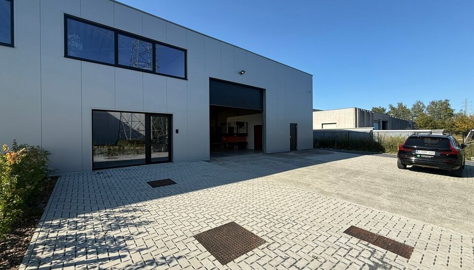 Gerenoveerd bedrijfsgebouw te huur te Oudenaarde 
Het bedrijfsgebouw heeft een oppervlakte van 934 m&sup2;, bestaande uit 766 m&sup2; magazijn, 84 m&sup2; showroom/kantoor op het gelijkvloers en 84 m&sup2; kantoor op de eerste verdieping, aangevuld met 9 privatieve parke