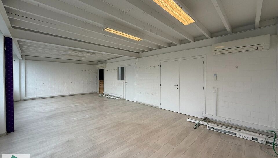 Gelegen aan de ingang van de gekende “Zeno”-site in Destelbergen, biedt dit moderne bedrijfsgebouw een ideale combinatie van magazijnruimte en kantoren. Dankzij de strategische ligging vlak bij de afrit Destelbergen (R4), met vlotte verbindingen naar 