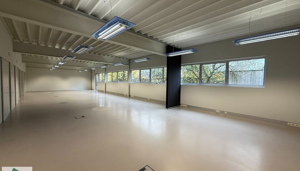 Hoogwaardige kantoor- of praktijkruimte te huur op het gelijkvloers van een modern, lichtrijk en
stijlvol gebouw in Merelbeke. De locatie biedt een uitstekende bereikbaarheid met de fiets, het
openbaar vervoer en de wagen. Er zijn 5 privatieve parkeerplaa