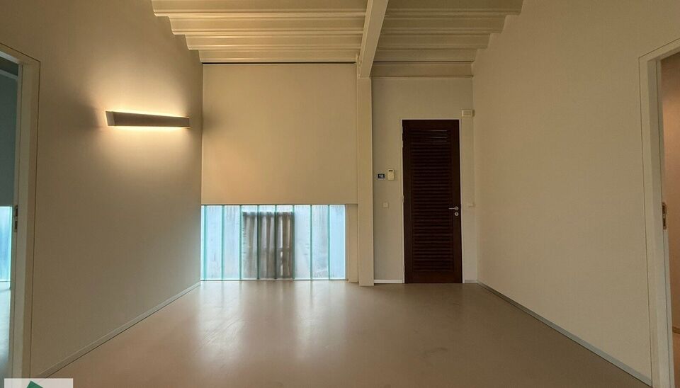 Hoogwaardige kantoor- of praktijkruimte te huur op het gelijkvloers van een modern, lichtrijk en
stijlvol gebouw in Merelbeke. De locatie biedt een uitstekende bereikbaarheid met de fiets, het
openbaar vervoer en de wagen. Er zijn 5 privatieve parkeerplaa