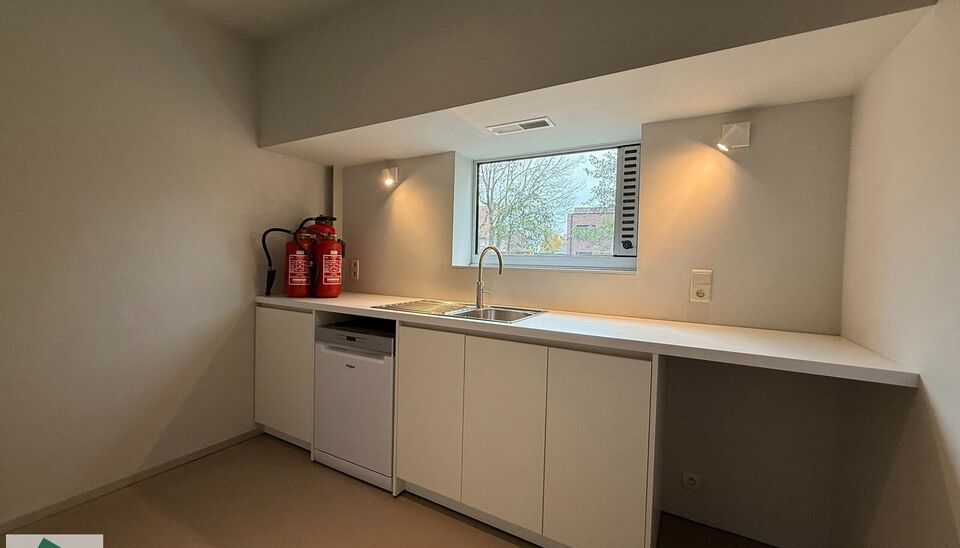 Hoogwaardige kantoor- of praktijkruimte te huur op het gelijkvloers van een modern, lichtrijk en
stijlvol gebouw in Merelbeke. De locatie biedt een uitstekende bereikbaarheid met de fiets, het
openbaar vervoer en de wagen. Er zijn 5 privatieve parkeerplaa