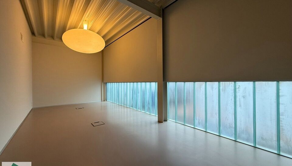 Hoogwaardige kantoor- of praktijkruimte te huur op het gelijkvloers van een modern, lichtrijk en
stijlvol gebouw in Merelbeke. De locatie biedt een uitstekende bereikbaarheid met de fiets, het
openbaar vervoer en de wagen. Er zijn 5 privatieve parkeerplaa