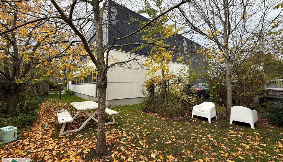 Hoogwaardige kantoor- of praktijkruimte te huur op het gelijkvloers van een modern, lichtrijk en
stijlvol gebouw in Merelbeke. De locatie biedt een uitstekende bereikbaarheid met de fiets, het
openbaar vervoer en de wagen. Er zijn 5 privatieve parkeerplaa