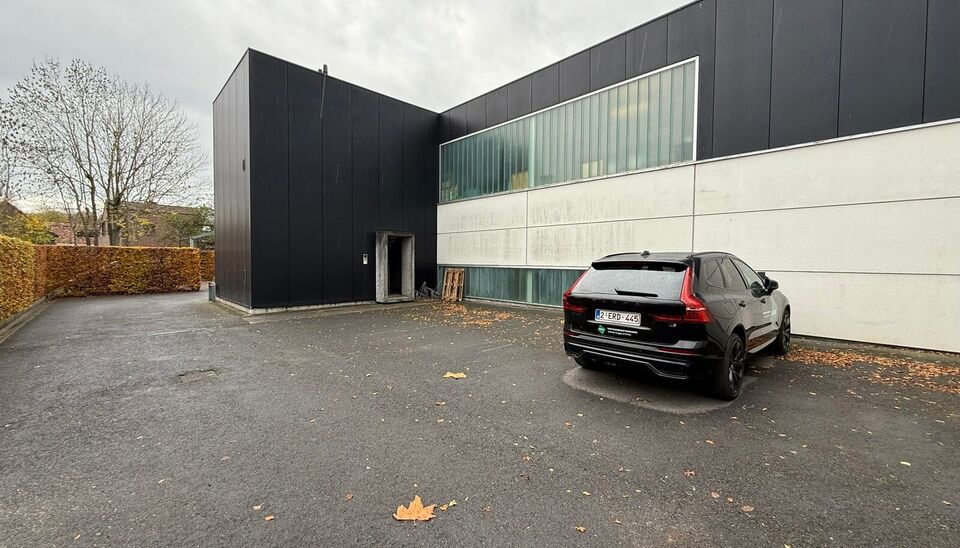 Hoogwaardige kantoor- of praktijkruimte te huur op het gelijkvloers van een modern, lichtrijk en stijlvol gebouw in Merelbeke. De locatie biedt een uitstekende bereikbaarheid met de fiets, het openbaar vervoer en de wagen. Er zijn 5 privatieve parkeerplaa