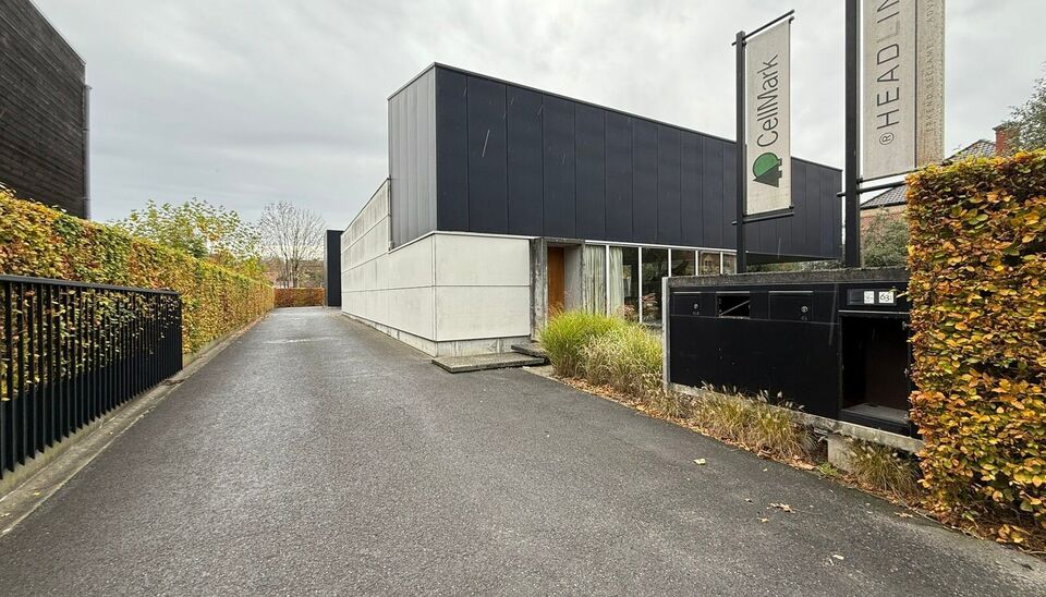 Hoogwaardige kantoor- of praktijkruimte te huur op het gelijkvloers van een modern, lichtrijk en stijlvol gebouw in Merelbeke. De locatie biedt een uitstekende bereikbaarheid met de fiets, het openbaar vervoer en de wagen. Er zijn 5 privatieve parkeerplaa