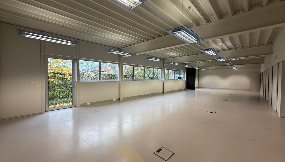 Hoogwaardige kantoor- of praktijkruimte te huur op het gelijkvloers van een modern, lichtrijk en stijlvol gebouw in Merelbeke. De locatie biedt een uitstekende bereikbaarheid met de fiets, het openbaar vervoer en de wagen. Er zijn 5 privatieve parkeerplaa