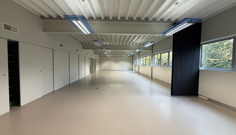 Hoogwaardige kantoor- of praktijkruimte te huur op het gelijkvloers van een modern, lichtrijk en stijlvol gebouw in Merelbeke. De locatie biedt een uitstekende bereikbaarheid met de fiets, het openbaar vervoer en de wagen. Er zijn 5 privatieve parkeerplaa