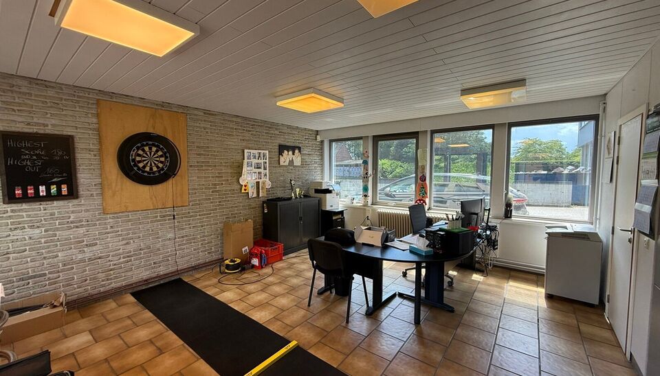 Aan de Groendreef 1 te Aalter bevindt zich dit ruime en veelzijdige bedrijfsgebouw met een totale oppervlakte van ca. 1.975 m&sup2;.

Het gebouw bestaat uit verschillende magazijn- en opslagruimtes, aangevuld met kantoorruimte, een laadkade en verschillende k