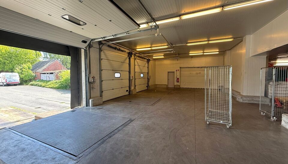 Aan de Groendreef 1 te Aalter bevindt zich dit ruime en veelzijdige bedrijfsgebouw met een totale oppervlakte van ca. 1.975 m&sup2;.

Het gebouw bestaat uit verschillende magazijn- en opslagruimtes, aangevuld met kantoorruimte, een laadkade en verschillende k