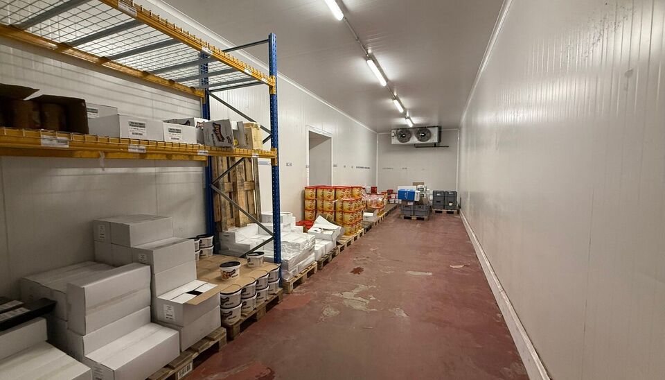 Aan de Groendreef 1 te Aalter bevindt zich dit ruime en veelzijdige bedrijfsgebouw met een totale oppervlakte van ca. 1.975 m&sup2;.

Het gebouw bestaat uit verschillende magazijn- en opslagruimtes, aangevuld met kantoorruimte, een laadkade en verschillende k
