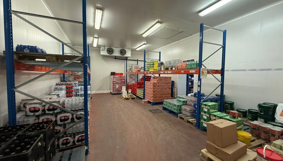 Aan de Groendreef 1 te Aalter bevindt zich dit ruime en veelzijdige bedrijfsgebouw met een totale oppervlakte van ca. 1.975 m&sup2;.

Het gebouw bestaat uit verschillende magazijn- en opslagruimtes, aangevuld met kantoorruimte, een laadkade en verschillende k