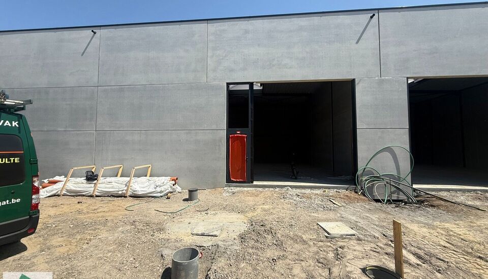 Bent u op zoek naar een strategisch gelegen en kwalitatieve bedrijfsruimte voor uw onderneming? Deze nieuwbouw KMO-unit in het moderne bedrijvenpark Apollo te Anzegem combineert bereikbaarheid, functionaliteit en een professionele uitstraling.

De unit he