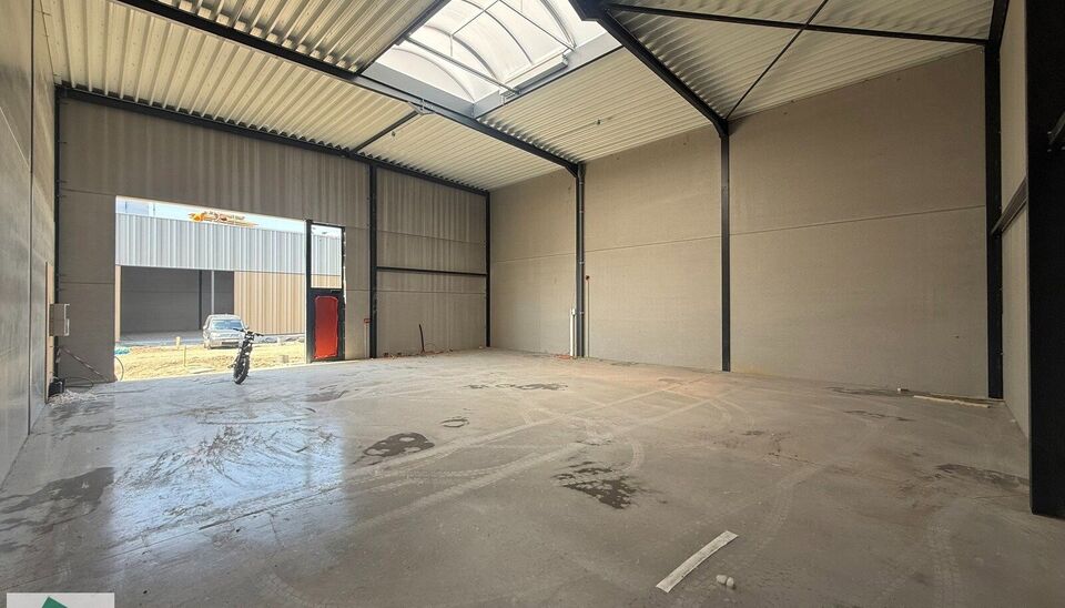 Bent u op zoek naar een strategisch gelegen en kwalitatieve bedrijfsruimte voor uw onderneming? Deze nieuwbouw KMO-unit in het moderne bedrijvenpark Apollo te Anzegem combineert bereikbaarheid, functionaliteit en een professionele uitstraling.

De unit he