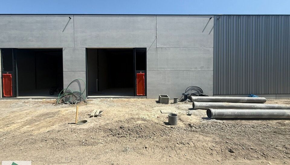 WINTERDEAL: profiteer nu van een halvering van de maandelijkse huurprijs tot en met maart 2027!

De unit heeft een oppervlakte van 175 m&sup2; en beschikt over een sectionale poort, polybetonvloer en natuurlijke lichtinval via lichtstraat. De ruimte is geschi