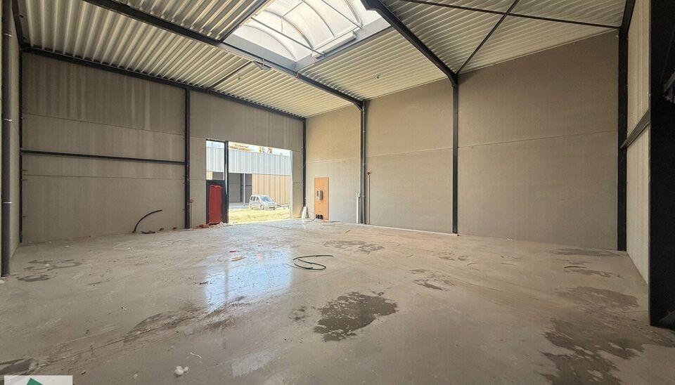 WINTERDEAL: profiteer nu van een halvering van de maandelijkse huurprijs tot en met maart 2027!

De unit heeft een oppervlakte van 175 m&sup2; en beschikt over een sectionale poort, polybetonvloer en natuurlijke lichtinval via lichtstraat. De ruimte is geschi