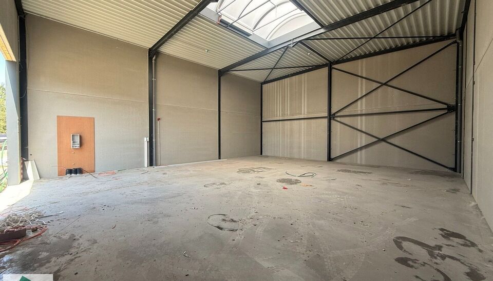WINTERDEAL: profiteer nu van een halvering van de maandelijkse huurprijs tot en met maart 2027!

De unit heeft een oppervlakte van 175 m&sup2; en beschikt over een sectionale poort, polybetonvloer en natuurlijke lichtinval via lichtstraat. De ruimte is geschi