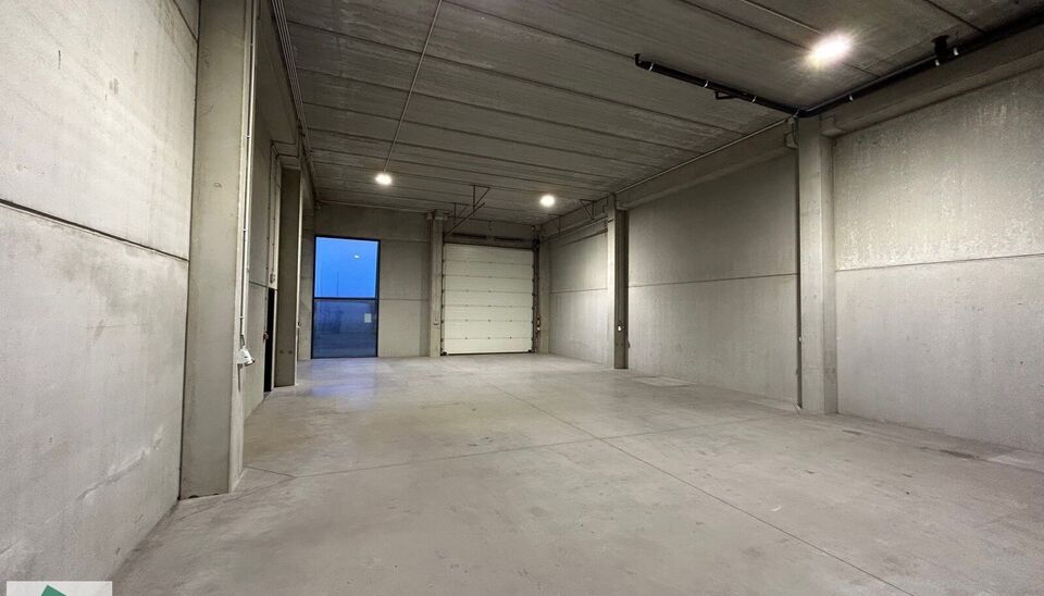 Deze KMO-Unit met zeer goede ligging in het Parc des Artisans in Ghislenghien met zicht vanaf de A8. Het magazijn heeft een oppervlakte van 184m&sup2; en heeft 2 parkingplaatsen voor de deur. Het magazijn kan gebruikt worden als opslagruimte en/of atelierruim