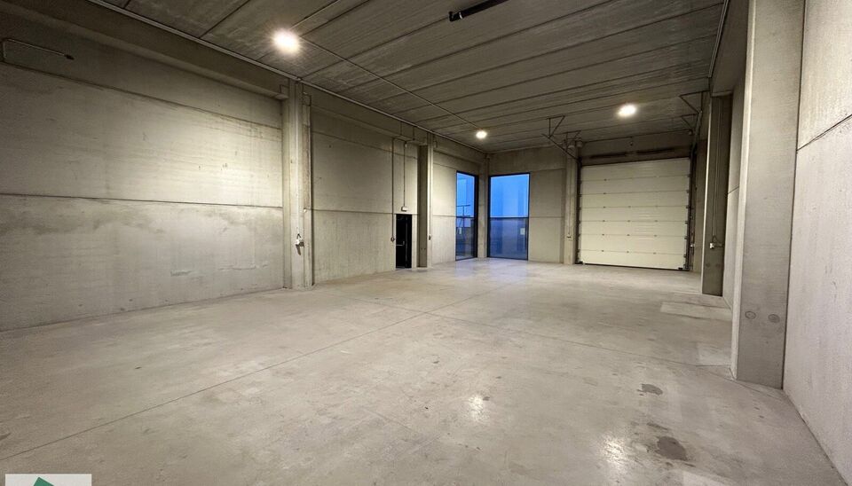 Deze KMO-Unit met zeer goede ligging in het Parc des Artisans in Ghislenghien met zicht vanaf de A8. Het magazijn heeft een oppervlakte van 184m&sup2; en heeft 2 parkingplaatsen voor de deur. Het magazijn kan gebruikt worden als opslagruimte en/of atelierruim