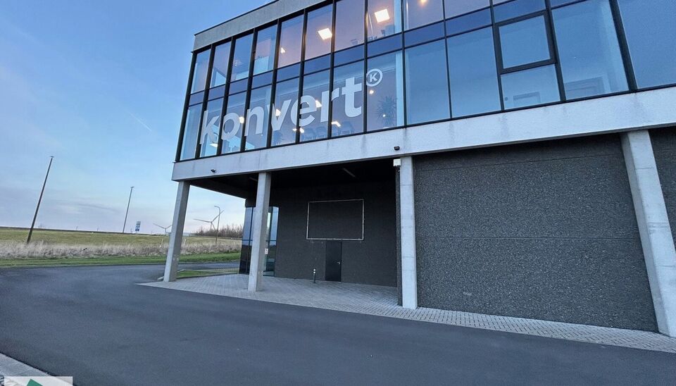 Deze KMO-Unit met zeer goede ligging in het Parc des Artisans in Ghislenghien met zicht vanaf de A8. Het magazijn heeft een oppervlakte van 184m&sup2; en heeft 2 parkingplaatsen voor de deur. Het magazijn kan gebruikt worden als opslagruimte en/of atelierruim