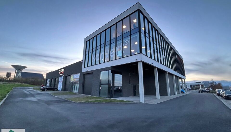 Deze KMO-Unit met zeer goede ligging in het Parc des Artisans in Ghislenghien met zicht vanaf de A8. Het magazijn heeft een oppervlakte van 184m&sup2; en heeft 2 parkingplaatsen voor de deur. Het magazijn kan gebruikt worden als opslagruimte en/of atelierruim