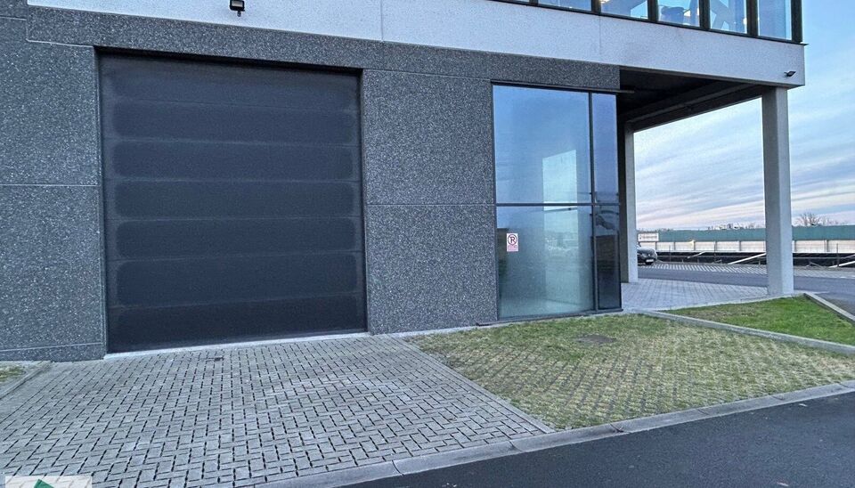 Deze KMO-unit geniet van een zeer goede ligging in het Parc des Artisans in Ghislenghien, met zichtbaarheid vanaf de A8. Het magazijn heeft een oppervlakte van 184 m&sup2; en beschikt over 2 parkeerplaatsen voor de deur.
De unit is geschikt als opslagruimte e