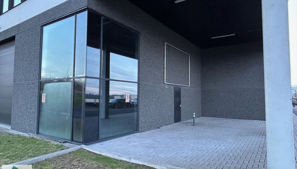 Deze KMO-unit geniet van een zeer goede ligging in het Parc des Artisans in Ghislenghien, met zichtbaarheid vanaf de A8. Het magazijn heeft een oppervlakte van 184 m&sup2; en beschikt over 2 parkeerplaatsen voor de deur.
De unit is geschikt als opslagruimte e