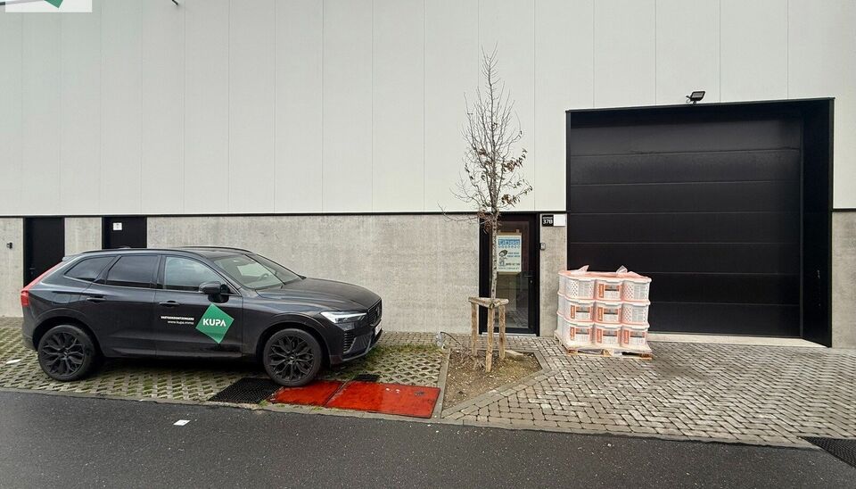 Moderne KMO-unit van 222 m&sup2; met &eacute;&eacute;n bovengrondse parkeerplaats en voorbereid voor het plaatsen van een laadpaal. De unit bevindt zich in het KMO-park aan de Westpoort 35 in Zwijndrecht.

Het magazijn is geschikt voor zowel opslag als atelieractiviteite