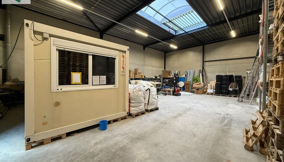 Moderne KMO-unit van 222 m&sup2; met &eacute;&eacute;n bovengrondse parkeerplaats en voorbereid voor het plaatsen van een laadpaal. De unit bevindt zich in het KMO-park aan de Westpoort 35 in Zwijndrecht.

Het magazijn is geschikt voor zowel opslag als atelieractiviteite