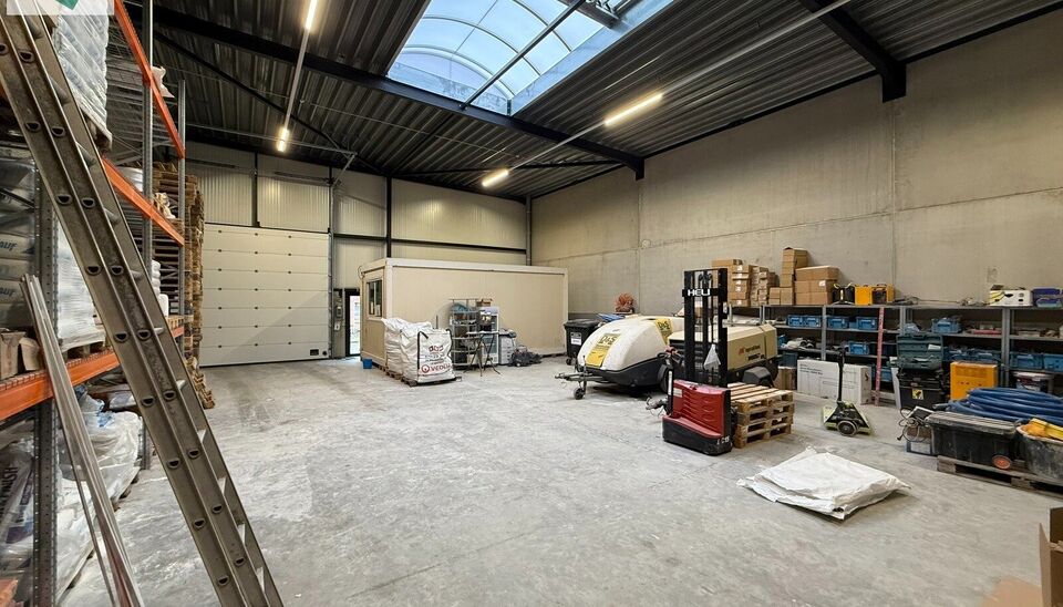 Moderne KMO-unit van 222 m&sup2; met &eacute;&eacute;n bovengrondse parkeerplaats en voorbereid voor het plaatsen van een laadpaal. De unit bevindt zich in het KMO-park aan de Westpoort 35 in Zwijndrecht.

Het magazijn is geschikt voor zowel opslag als atelieractiviteite